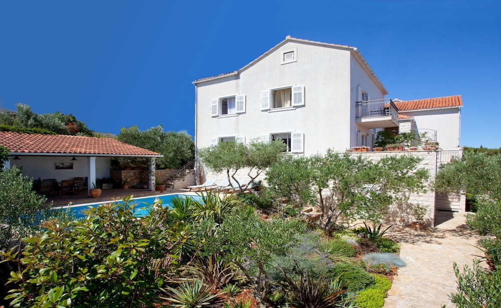 Holiday Home Lukrecia for 9 private pool free parking 450 m from the beach — 4-Star Luxury Hotel in Supetar, Croatia
