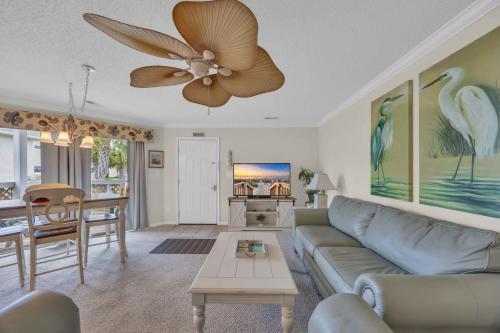 Shorehaven Lakefront & Steps to Beach w Pool and Grill — 4-Star Luxury Hotel in Myrtle Beach, United States