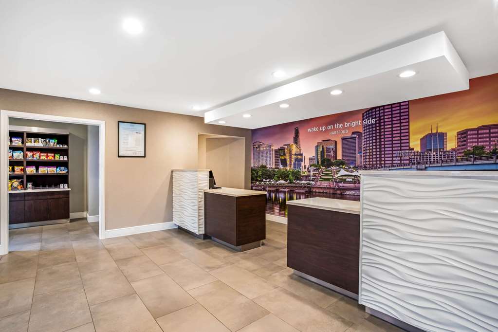 La Quinta Inn & Suites by Wyndham Hartford Bradley Airport - photo 8