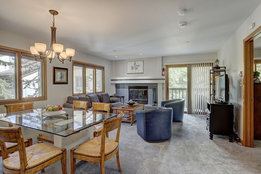 Newly Remodeled Spacious 1 Bedroom 1 Condo by RedAwning — 4-Star Luxury Hotel in Avon, United States