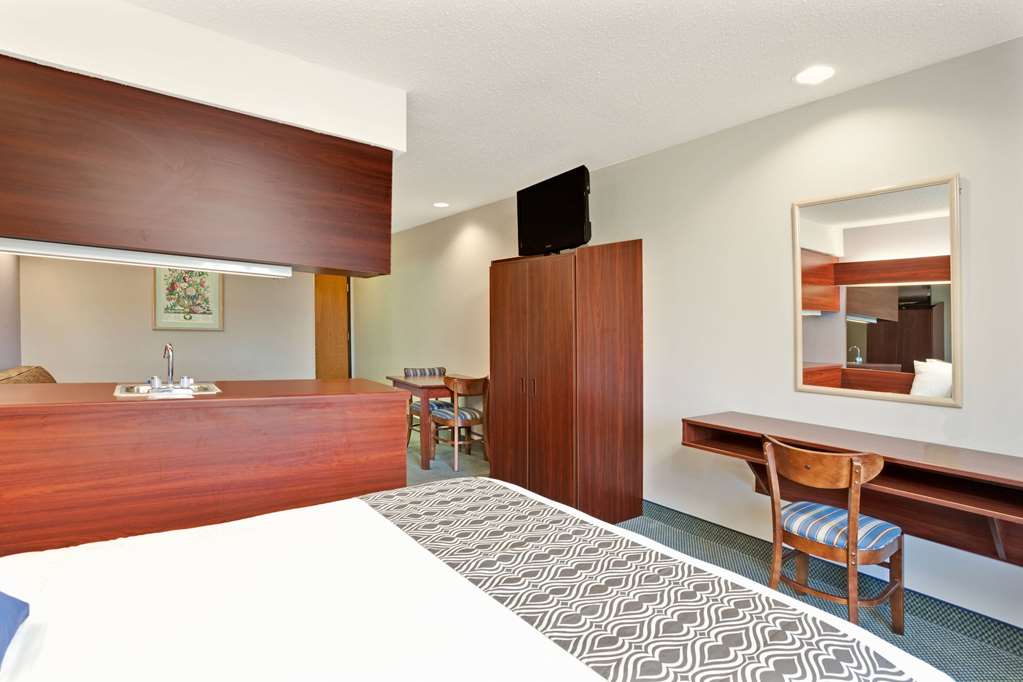 Microtel Inn & Suites by Wyndham Roseville Detroit Area - photo 11