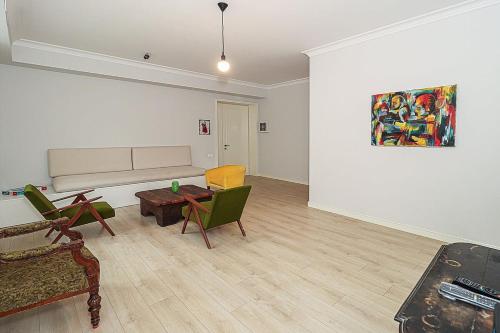 Mtatsminda Cozy Apt: Central & Comfy By Wehost