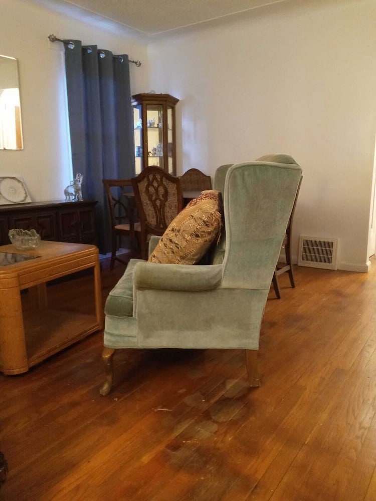 Super Comfy Room at a Great Location - photo 10