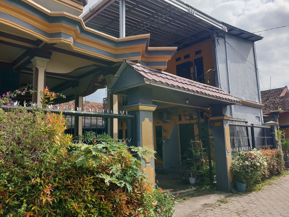 Hotel O Kos Haji Jakfar SyariahNearPancoran mas 25 in Banyuwangi, Indonesia
