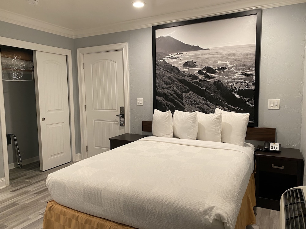 Aura Inn Monterey - photo 25