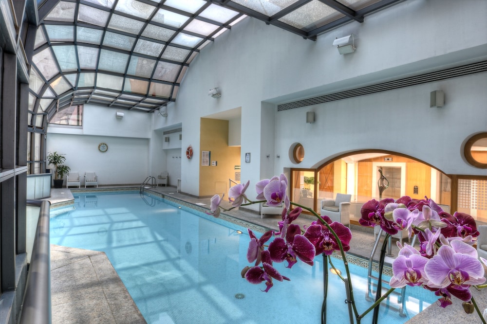 Indoor/outdoor pool