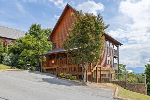 High Mountain Mist A Beautiful 4 Bedroom Cabin in Starr Crest Resort with hot tub and pool table — 4-Star Luxury Hotel in Sevierville, United States