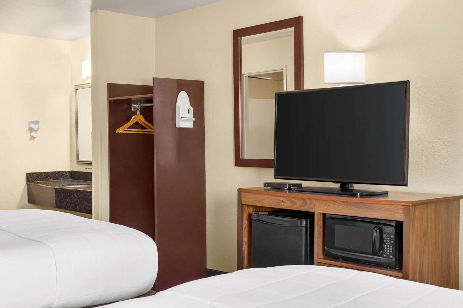 Super 8 by Wyndham Nashville Airport North - photo 29