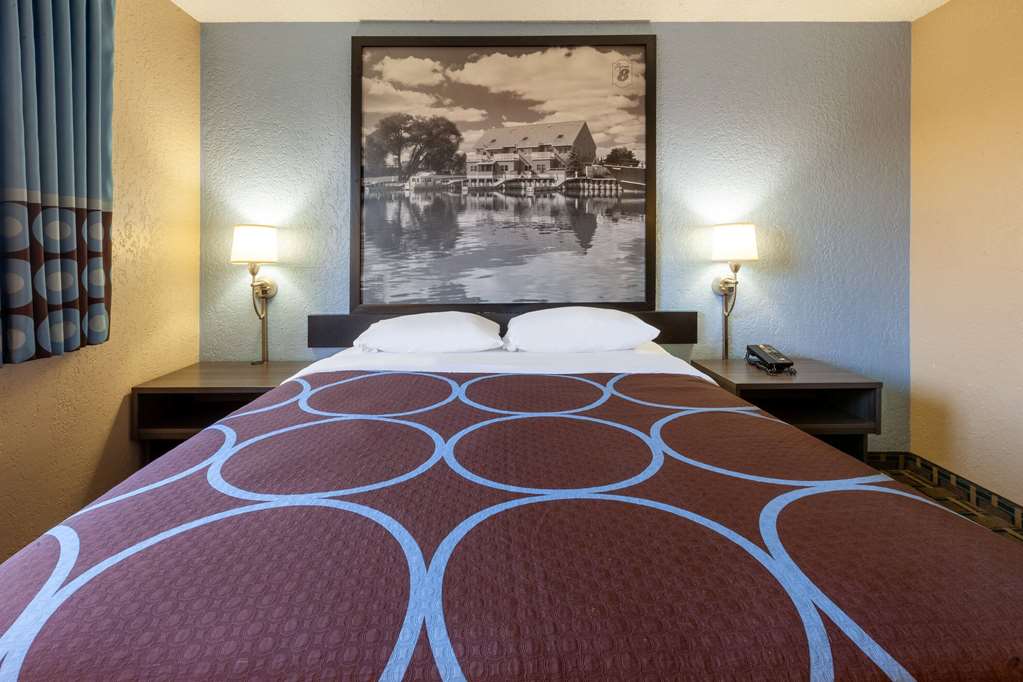 Super 8 by Wyndham Roseville Detroit Area - photo 28