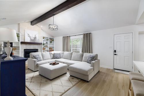 Comfortable Poker House Near Kalahari & Dell Diamond — 4-Star Luxury Hotel in Round Rock, United States