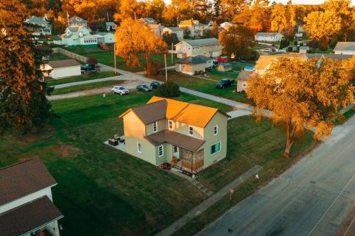 Family Friendly Downtown Apple Creek by Antiques — 4-Star Luxury Hotel in Apple Creek, United States