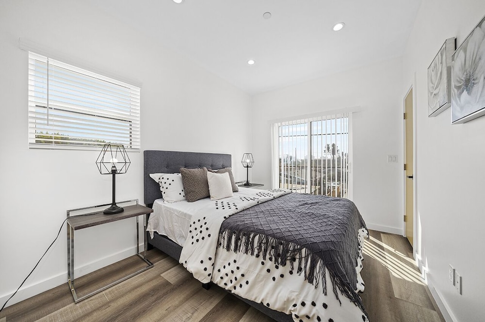 Downtown LA Stylish Bedrooms - photo 7