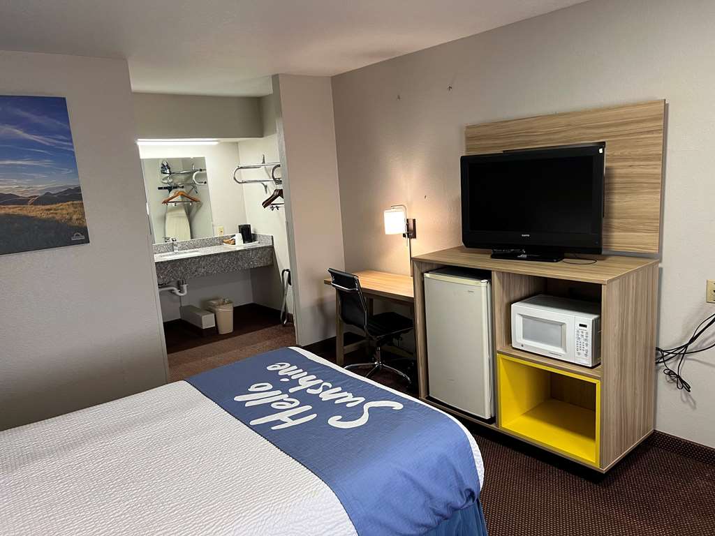 Days Inn by Wyndham Pratt - photo 15