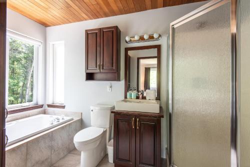 Townhouse On The Golf W Pool Access aiglon 1717 — 4-Star Luxury Hotel in Mont-Tremblant, Canada