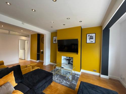 5 Bed Haven Off Street Parking Pool Table — Welling