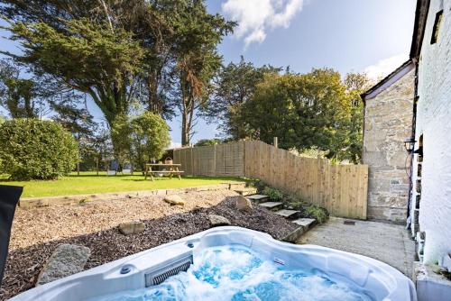 Aval Dor Barn Hot Tub Pet Friendly in Penzance, United Kingdom