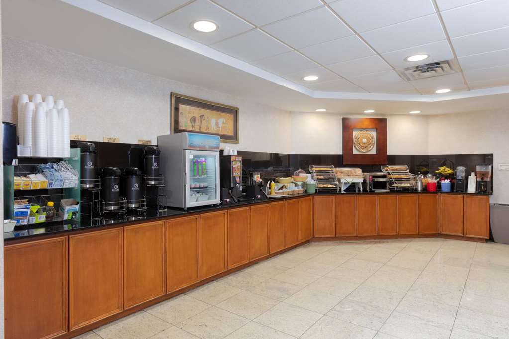 La Quinta Inn & Suites by Wyndham Garden City - photo 12