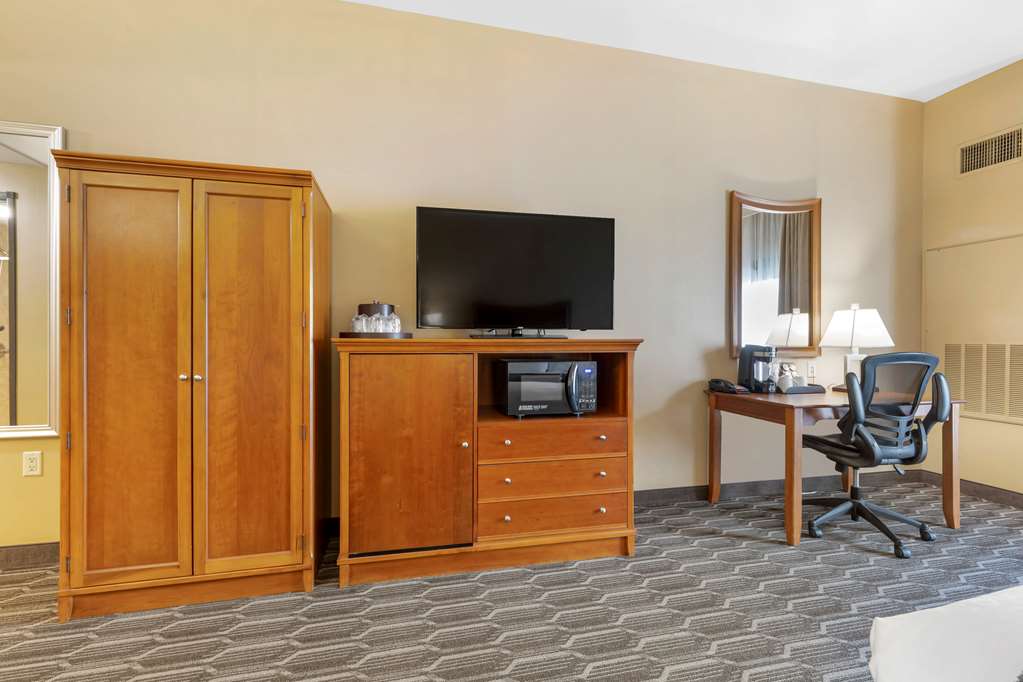 Best Western Plus Swiss Chalet Hotel & Suites - photo 36