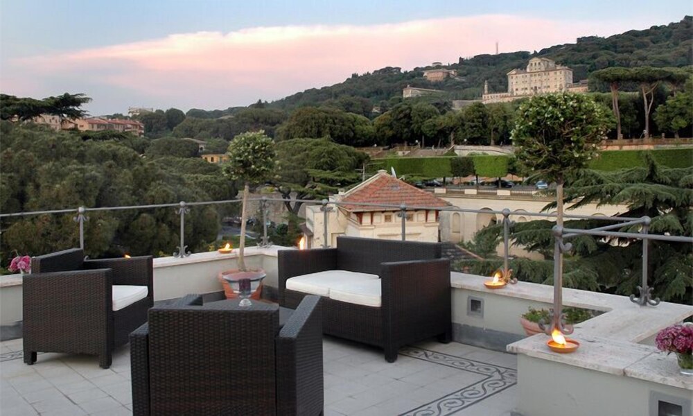 Hotel Flora — 4-Star Luxury Hotel in Frascati, Italy