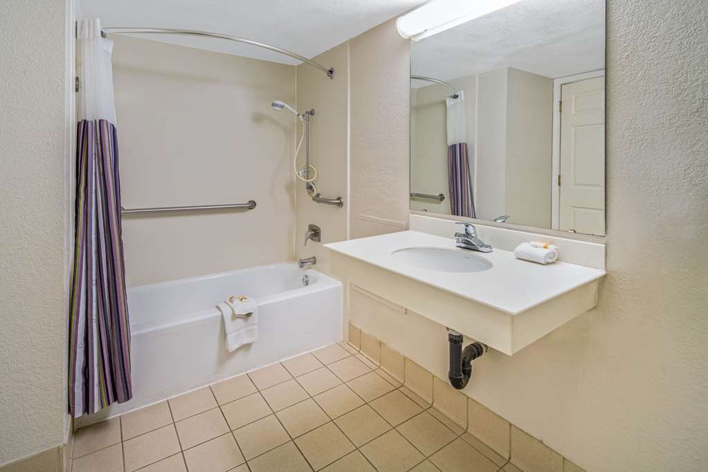 Days Inn by Wyndham San Diego Vista - photo 11