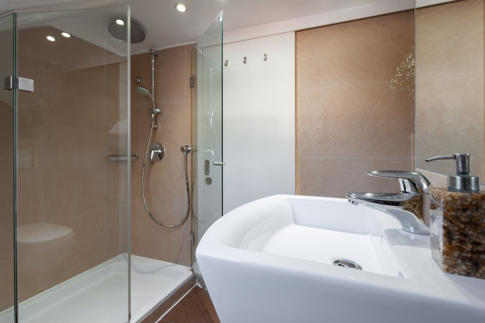 Liberty Penthouse Three Bedroom Apartment by LU Holidays — 4-Star Luxury Hotel in Lisbon, Portugal