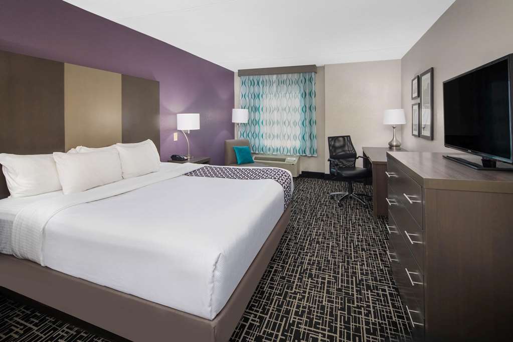 La Quinta Inn & Suites by Wyndham Chattanooga East Ridge - photo 10