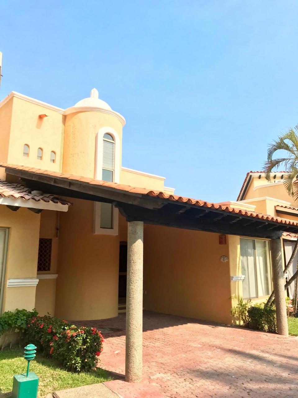 Villa 18 Con Playa 3 Recamaras dentro de Hotel en Ixtapa in Ixtapa, Mexico