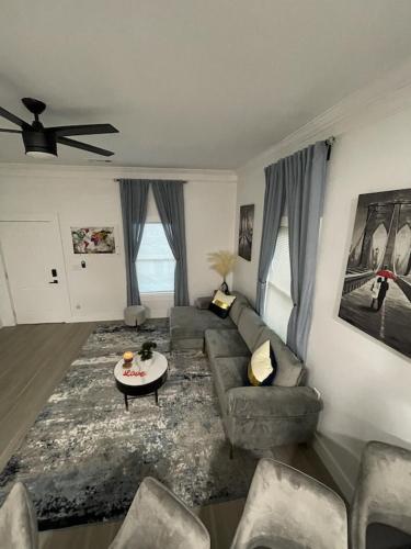 City Serenity 2BR Home away from Home. 6 Min from ATL Airport — 4-Star Luxury Hotel in Atlanta, United States