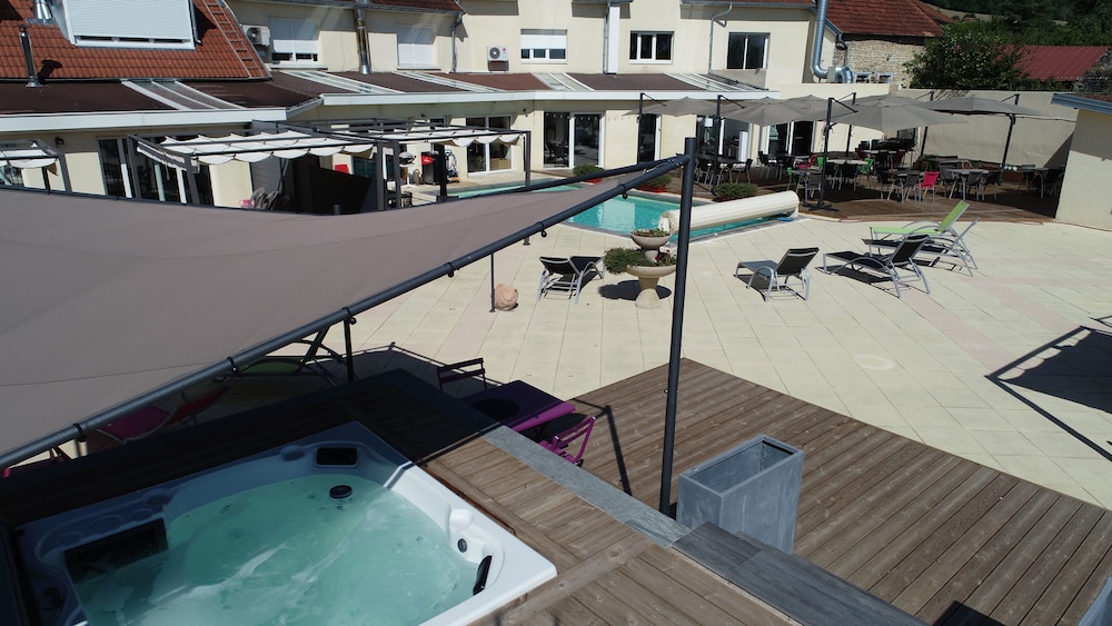 Au Pied De La Roche — 4-Star Luxury Hotel in Savigny, France