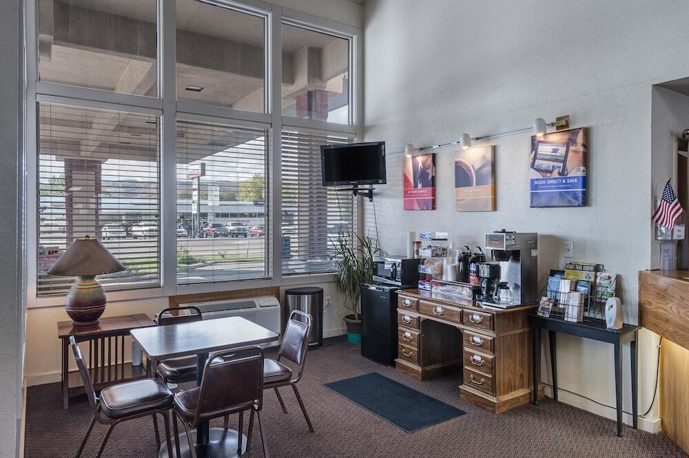 Motel 6 - photo 18