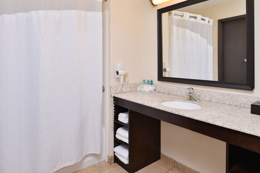 Holiday Inn Express Hotel & Suites Emporia Northwest by IHG - photo 14