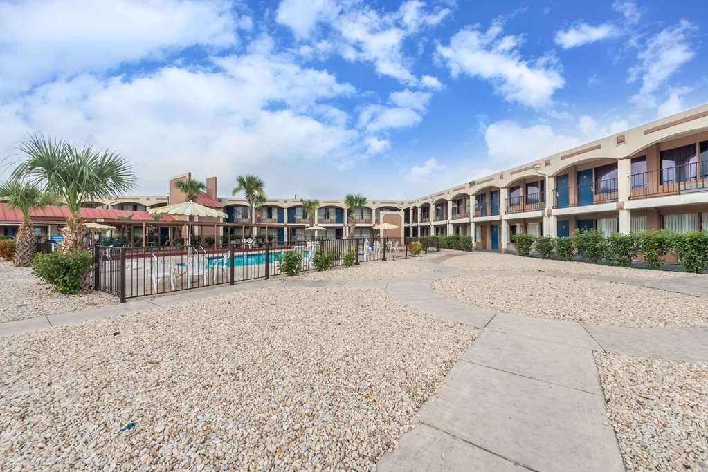 Days Inn by Wyndham San Antonio Splashtown ATT Center - featured photo