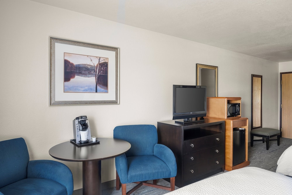 Holiday Inn Express & Suites New Buffalo by IHG - photo 13