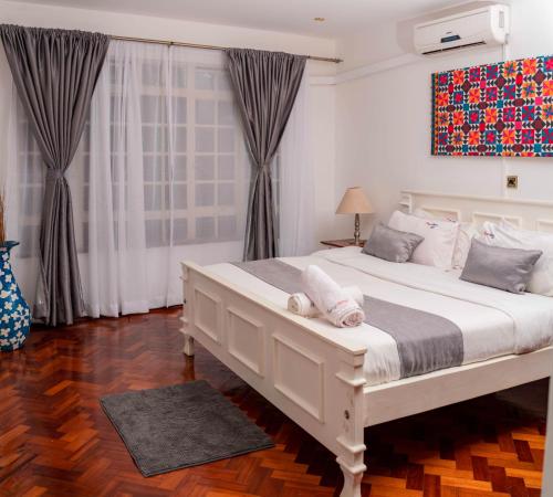 Elegant 1 BR near Westgate Mall