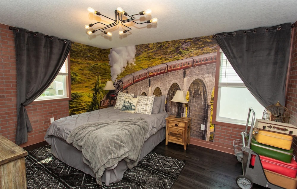 Magical Muggle Mansion Pool & Spa Sleeps 23 - photo 26