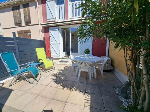 Charmante maison 2 pièces cabine 6 personnes proche mer et étang terrasse avec BBQ FR 1 326 752 — 4-Star Luxury Hotel in Marseillan, France