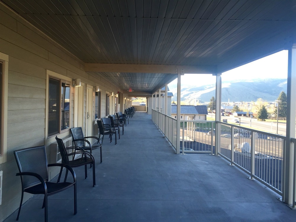 Yellowstone Big Rock Inn - photo 25