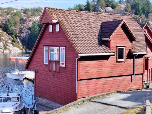 Cozy House With Boat Dock Sauna Fjordtid 21648638 — Rubbestadneset