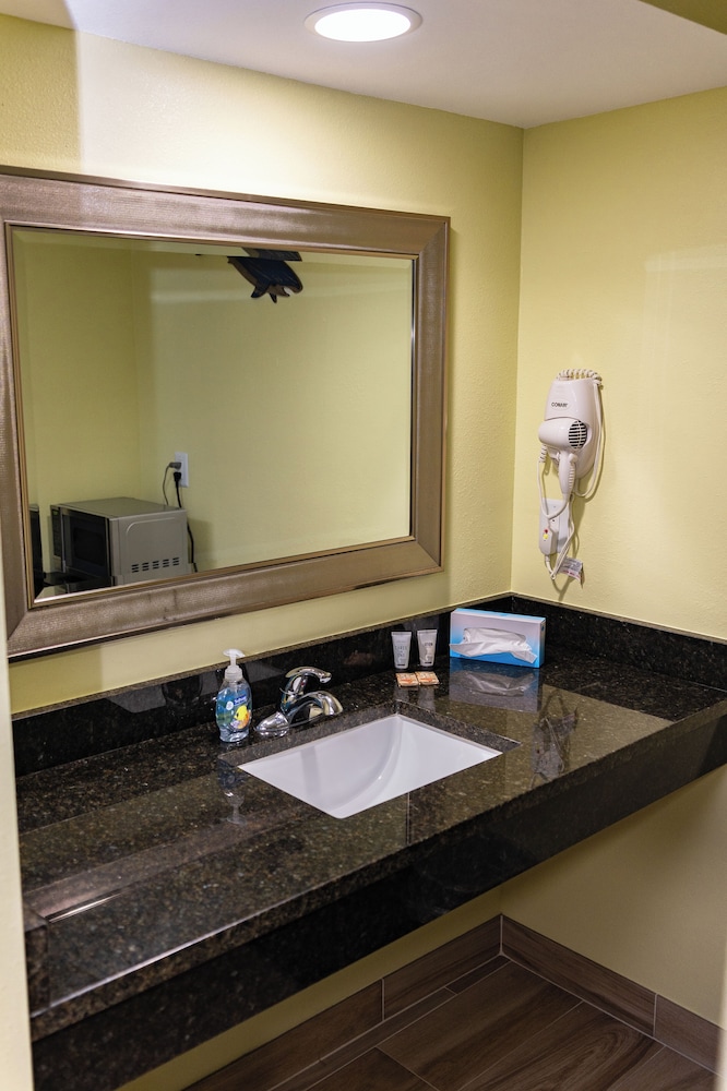 Travel Inn of Riviera Beach - photo 7