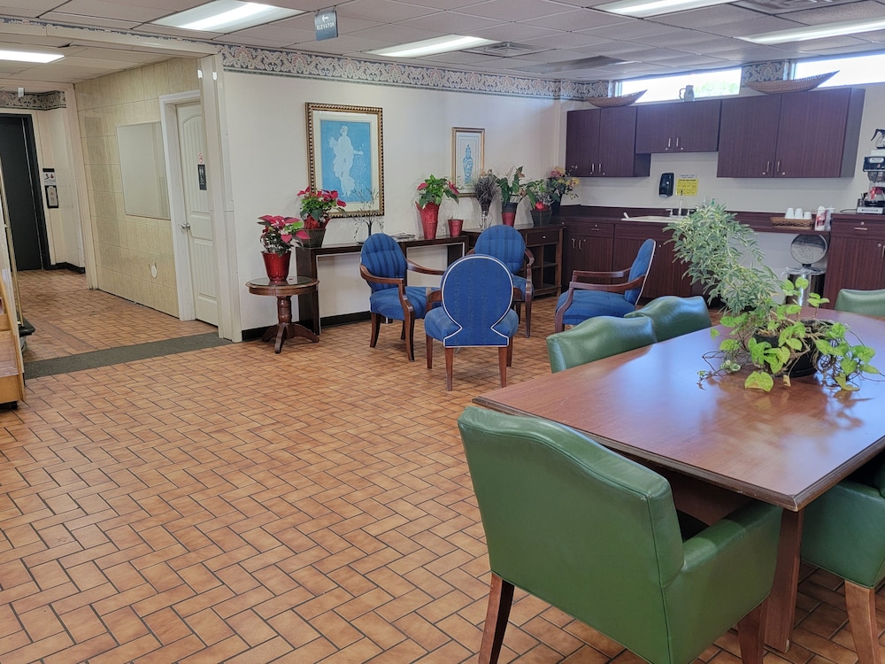 Studio 9 Inn & Suites - photo 3