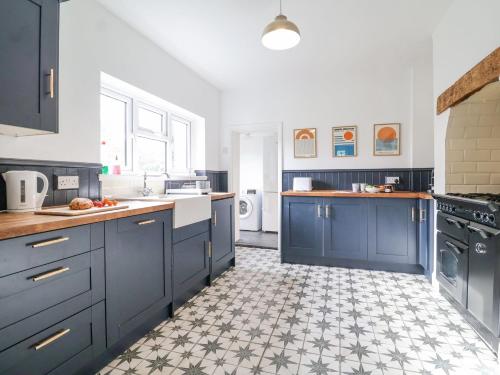Beautiful 4 Bed Beach House Pool table & Parking By Tempstay — 4-Star Luxury Hotel in Lowestoft, United Kingdom