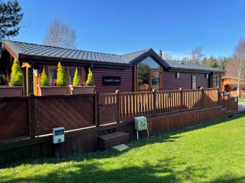 Jasmine Lodge 2 bedroom with hot tub Felmoor Park — 4-Star Luxury Hotel in Felton, United Kingdom