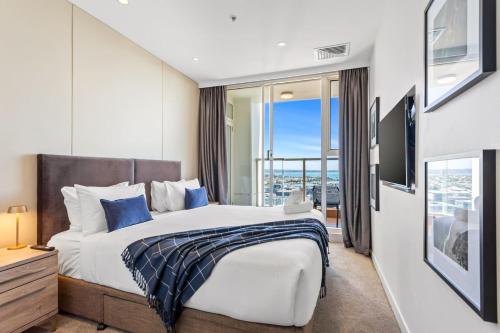 QV Stays Luxury Suite with Views Galore — 4-Star Luxury Hotel in Auckland, New Zealand