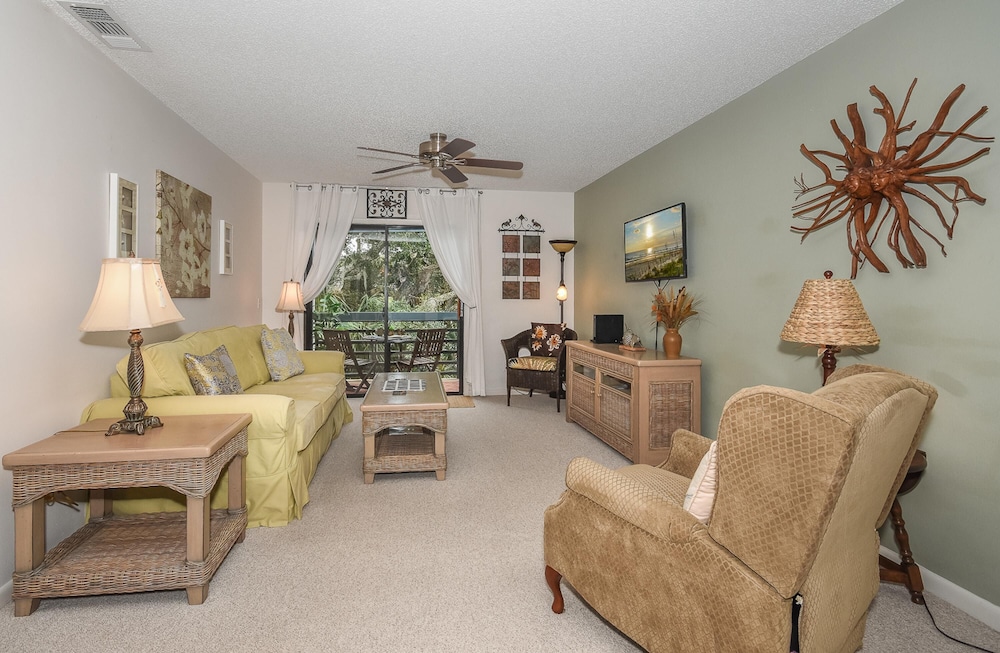 Beautifully updated bright and cheery 2nd story condo near pool beach access SC261 — 4-Star Luxury Hotel in Edgewater, United States