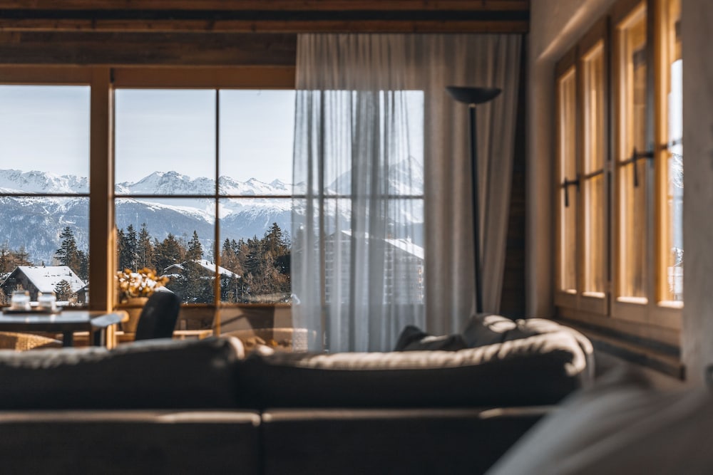 Hostellerie du Pas de L'Ours Relais et Chateaux — 5-Star Luxury Hotel in Lens, Switzerland