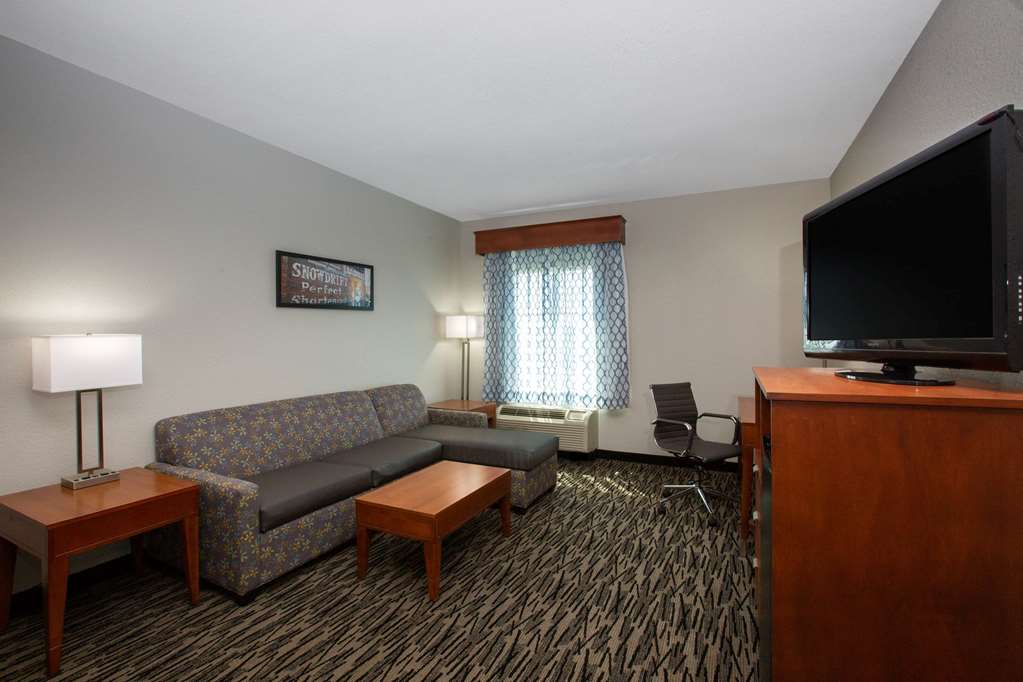 La Quinta Inn & Suites by Wyndham Tupelo - photo 27