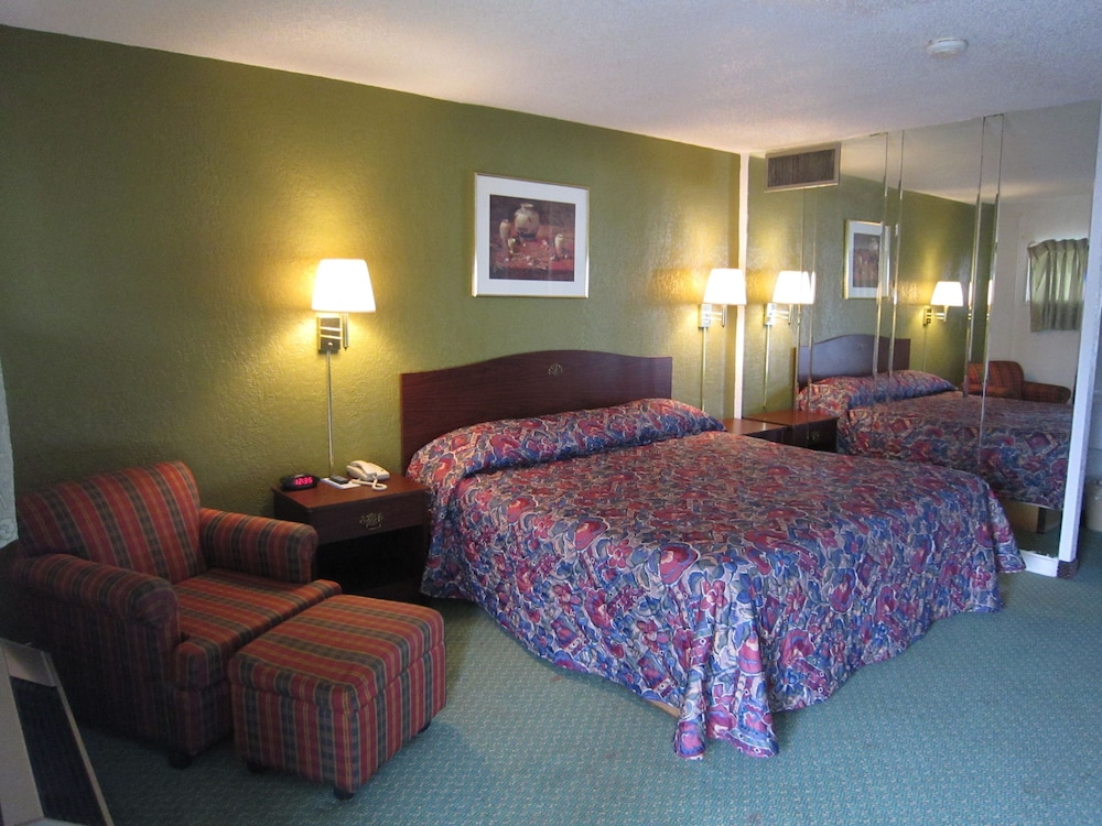 Topeka Plaza Inn - photo 6