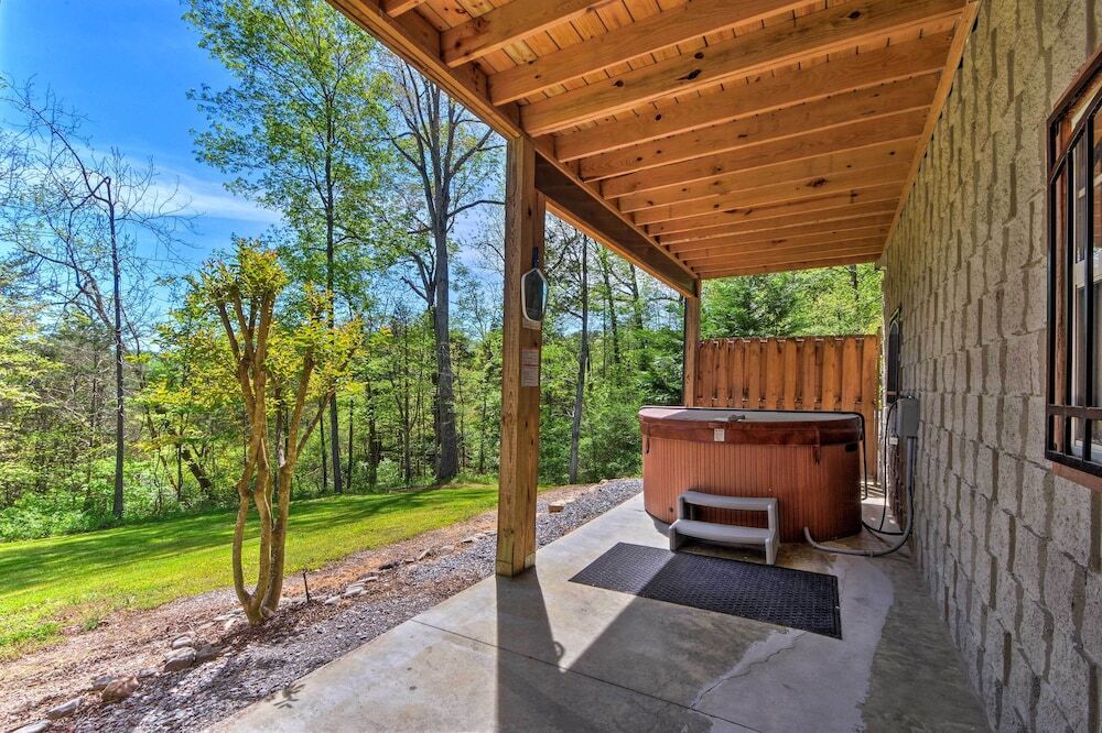 Trenton Cabin with Hot Tub 14 Mi to Lookout Mtn — 4-Star Luxury Hotel in Trenton, United States