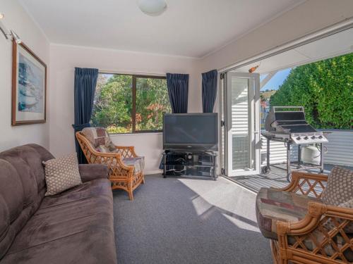 Seashells Bach Whangamatā Holiday Home — 4-Star Luxury Hotel in Whangamata, New Zealand