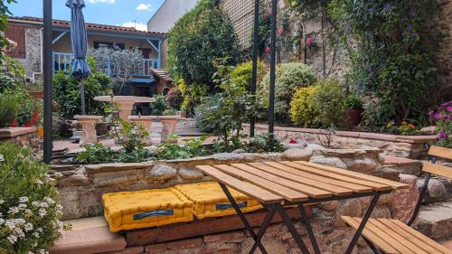 La Maisonnette Ancienne Bergerie Avec Acces Au Jardin — Prades